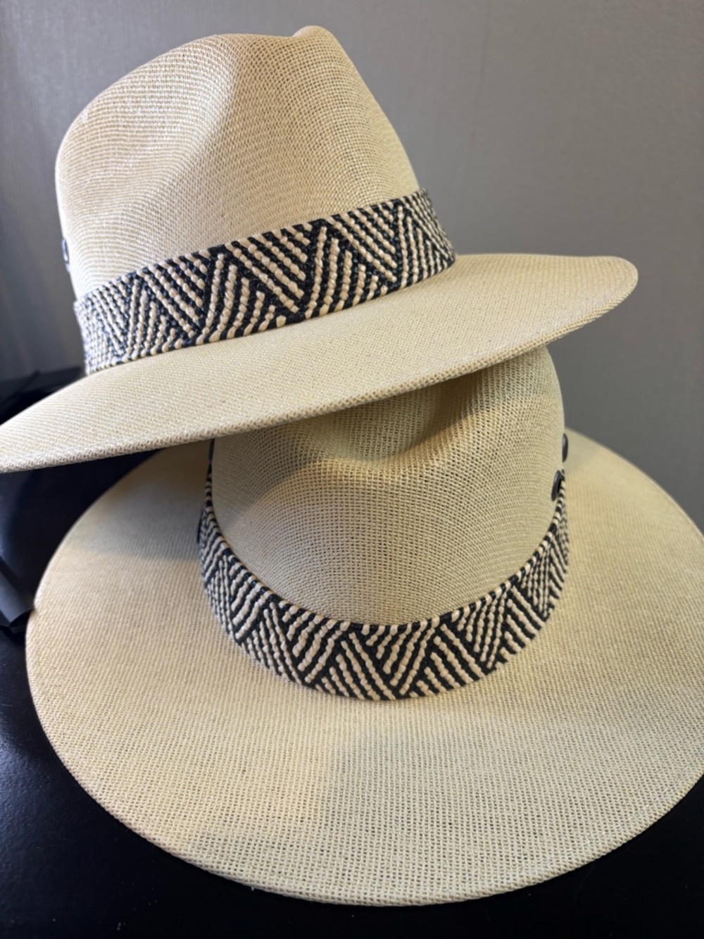 Set de 2 Sombreros Fedora Estilo Panamá – Tallas M y L – Banda Geométrica